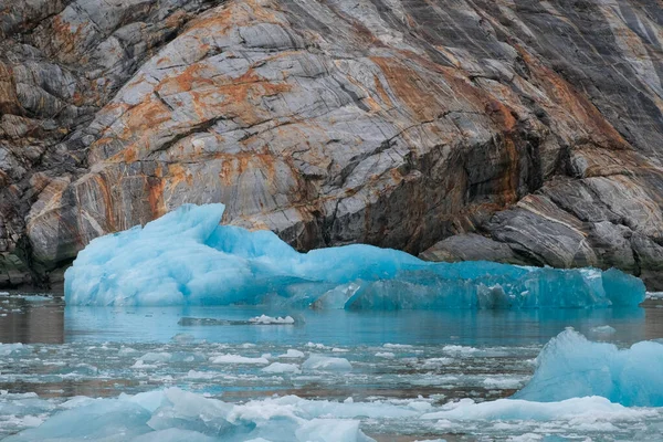 알래스카에서 떠다니는 얼음덩어리와 바람에 그을리고 침식된 — 스톡 사진