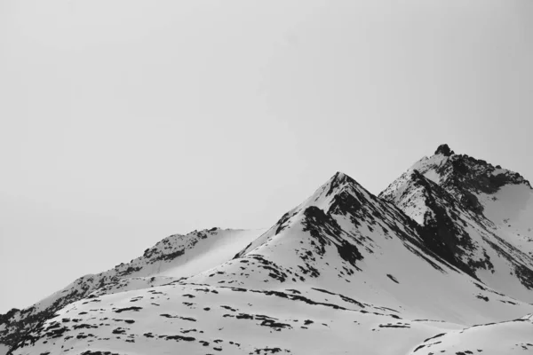 Nieve Montañas Con Cielo Sin Rasgos Monocromo — Foto de Stock