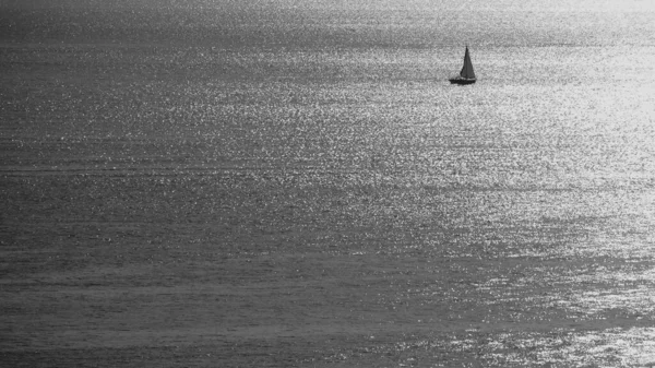 黑白相间的平静海面上的单桅帆船 — 图库照片