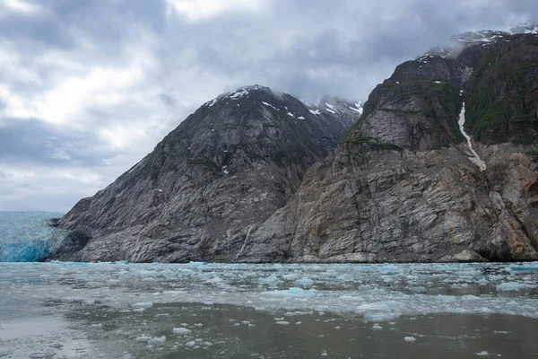 Скалистые Скалы Низкими Облаками Льдом Ледника Доус — стоковое фото