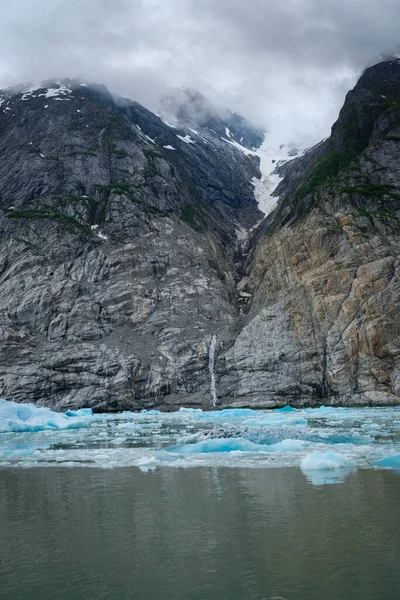 Rocky Cliffs Low Clouds Ice Dawes Glacier — Stock Photo, Image