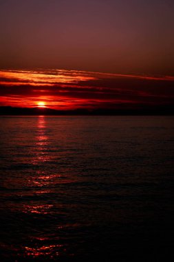 Victoria, Kanada yakınlarındaki huzurlu suların üzerinde yakıcı gün batımı