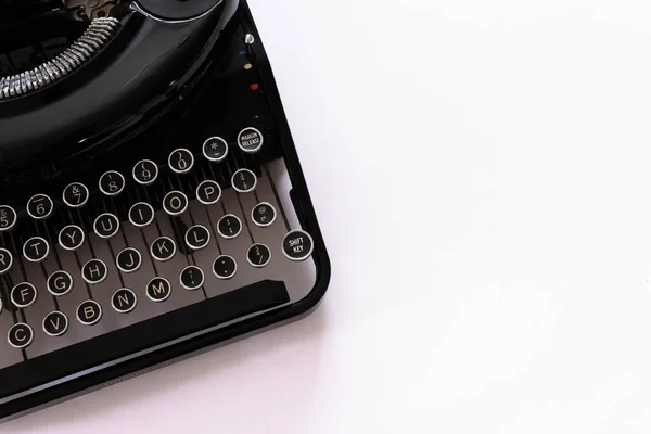 老式机械式打字机和纯白色背景 — 图库照片