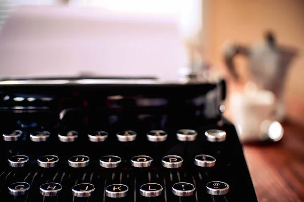 配有浓缩咖啡工具和暖光的机械打字机 — 图库照片