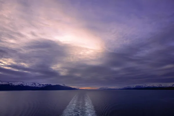 Despertar Barco Puesta Sol Ardiente Montañas Cubiertas Nieve Mares Tranquilos — Foto de Stock