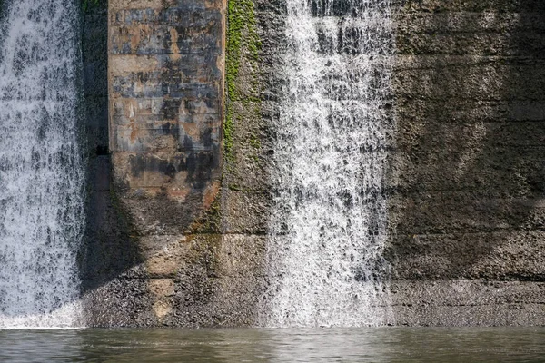Rozrzutniki Starego Hydroelektrycznego Przepływu Tamy — Zdjęcie stockowe