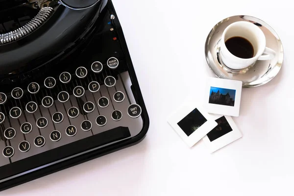 Flache Lageansicht Einer Mechanischen Schreibmaschine Mit Espresso Und Filmdias — Stockfoto