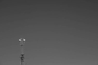 Lone Utility Kulesi ve tamamen temiz gökyüzü siyah ve beyaz