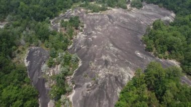 Kershaw, SC 'deki 40 Acre Rock' ta geniş bir plato üzerinde uçuş.