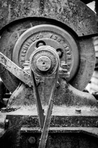 Aşınmış eski kemer ve makara