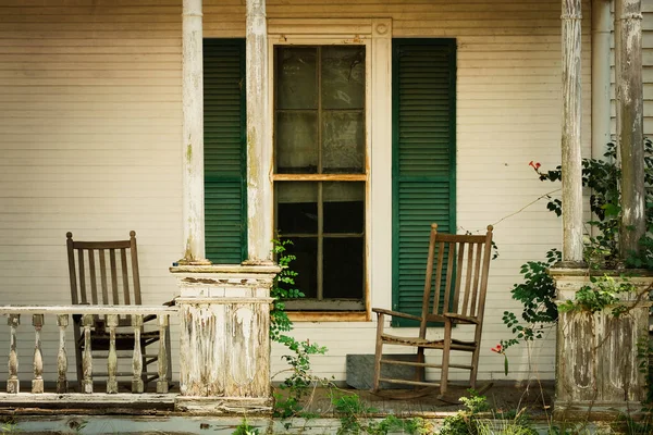 Time Worn Porch Rocking Chairss Look Overgrown Yard — Stock Photo, Image
