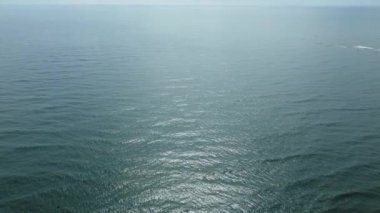 Sakin denizin yüzeyinde hafif dalgalar