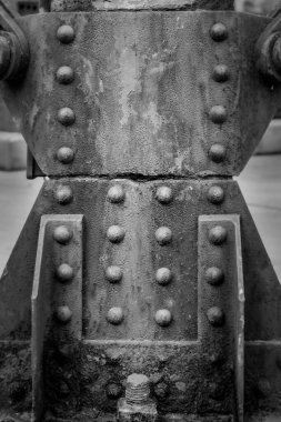 Perçin ve paslı metal teller.