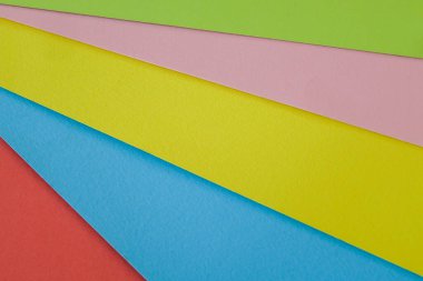 Çapraz dizilmiş parlak renkli çizgiler