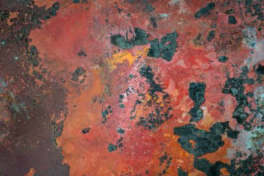 Yoğun paslanmış ezilmiş metal levha.