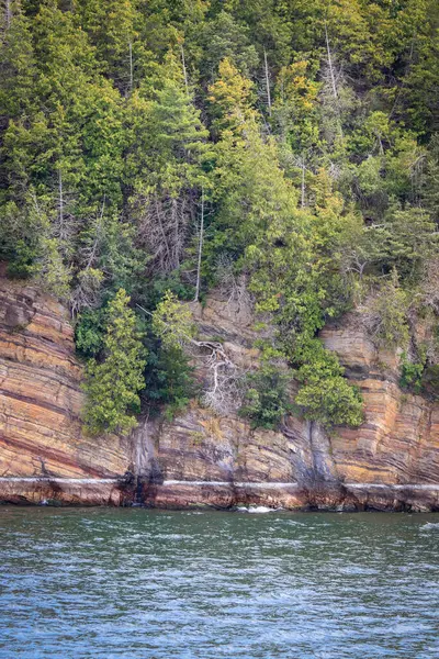 佛蒙特州尚普兰湖岛上的带条纹岩石层 — 图库照片