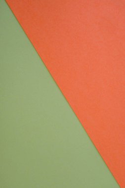 Toprak tonlarındaki renkli kağıtlar, görüntünün düzgün bir şekilde bölünmesi için üçgen şeklinde dizilmiştir.