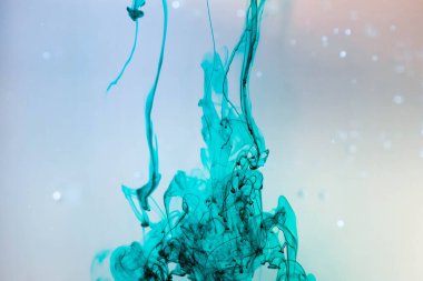 Açık sıvı mavimsi boya dökülüyor.