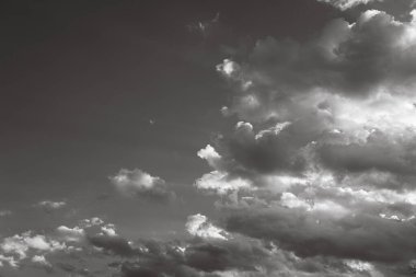 Yükselen güneş ışınlarıyla destansı bulutlar