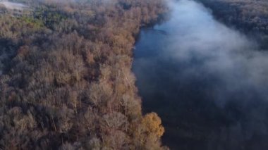Güney Carolina 'daki Catawba Nehri' nin üzerinden sis yükseliyor