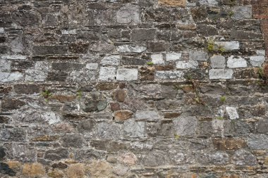 Değişik taş tipli eski taş duvarlar.