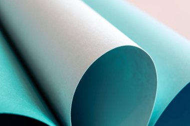 Deri ve beyaz kağıdın eğri silindirleri