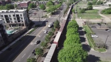 Uzun yük treni Rock Hill, Güney Carolina 'da ana yol boyunca durdu.