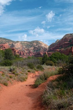 Sedona, Arizona 'da Bell Rock yakınlarında mavi bulutlar ve kırmızı kaya oluşumları