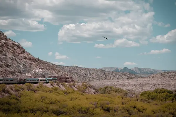 Clarkdale, Arizona, ABD - 16 Mayıs 2024: Turist treni Verde Vadisi 'nden kuş tekerlekleri gibi geçiyor
