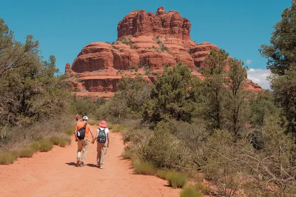 Sedona, Arizona, ABD - 13 Mayıs 2024: Çift Sedona, Arizona 'da Bell Rock' a doğru el ele yürür