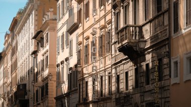 Roma, İtalya - 6 Haziran 2022: Roma, İtalya 'da apartman binaları ve restoran tabelası.