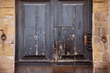 Roma, İtalya 'da süslü kilidi olan klasik ön kapılar.