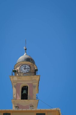 Camogli, İtalya 'da mavi gökyüzünde saati olan tek bir çan kulesi.