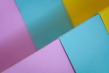Pastel renkli ve katlanmış kağıt