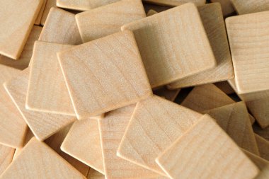 Boş tahta oyun taşları yığını