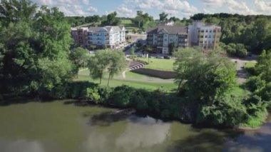 Catawba Nehri 'nden Riverwalk Nehir Bölgesi' ne doğru itin.