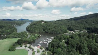 Eğlence tekneleri Kuzey Carolina 'daki Lure Gölü' ne yanaştı.