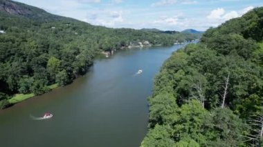 Kuzey Carolina 'daki Lure Gölü' nde gezi tekneleri.