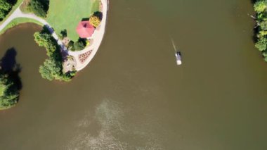 Tekne motorları Kuzey Carolina 'daki Lure Gölü' ndeki çardağı geçiyor.