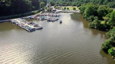 Tekne Kuzey Carolina 'daki Lure Gölü' ne yanaşıyor.