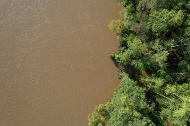 Helene kasırgasından sonra akan Catawba Nehri 'nin tepeden aşağı manzarası