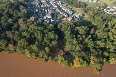 Sel basmış Catawba Nehri 'nin çamurlu suları Helene Kasırgası' ndan sonra Güney Carolina 'daki Rock Hill toplumunu neredeyse istila ediyordu.