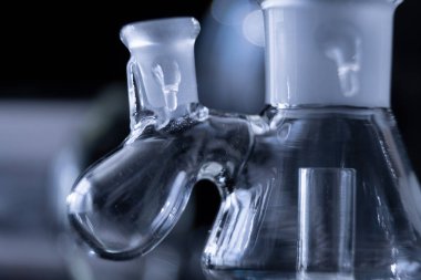Antika laboratuvar camları ince detaylarla donatılmış.