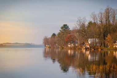 Sabahın erken saatlerinde Vermont 'ta Carmi Gölü üzerinde
