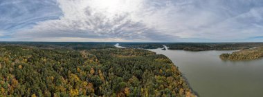 Kısa devre ve uzun baypas Great Falls, SC yakınlarındaki Catawba Nehri 'nde bir araya geliyor.