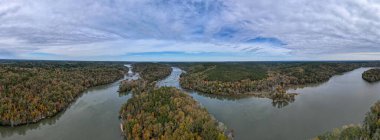 Great Falls, SC yakınlarındaki Catawba Nehri 'nde kısa bir baypas ve uzun bir baypas.