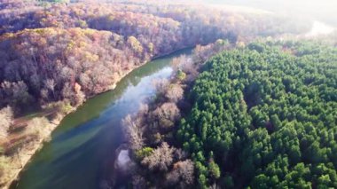 Hava saldırısı sisli ve sakin Yadkin Nehri üzerinde