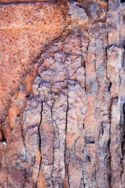 Arka planlar için derin çukur ve paslanmış metal