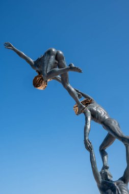Viareggio, İtalya - 9 Haziran 2022: Kristal mavi gökyüzü tarafından çerçevelenmiş büyüleyici heykel