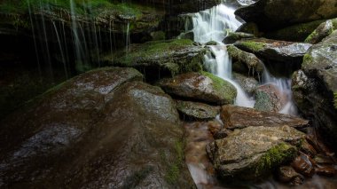 İpeksi su, gizli şelale dinginliğini oluşturur. Otter Falls Şelalesi, Yedi Şeytan, Kuzey Carolina, ABD.